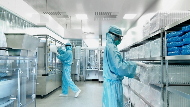 Monitoring the atmoshpere and quality of ultrapure water  in a clean room needs accurate measurement
