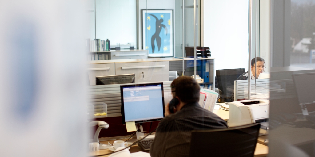 Chemical engineering optimization with tools engineering from Endress+Hauser. Engieering people in the office