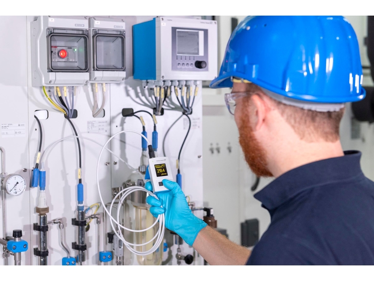 Endress+Hauser Liquid Analysis solutions ensure reliable checking and easy troubleshooting Service technician with Liquiline Mobile CML18 handheld transmitter