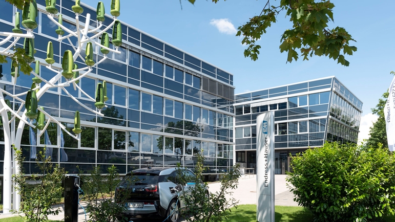 The headquarters in Gerlingen houses modern office and production facilities.