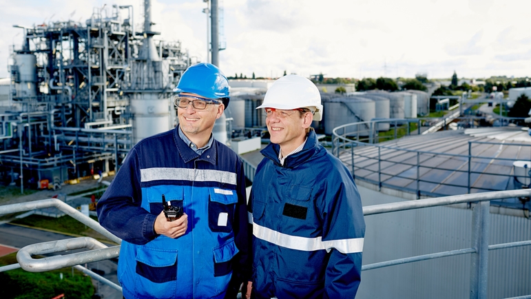 refinery, tank field, customer, sales center Customer at refinery