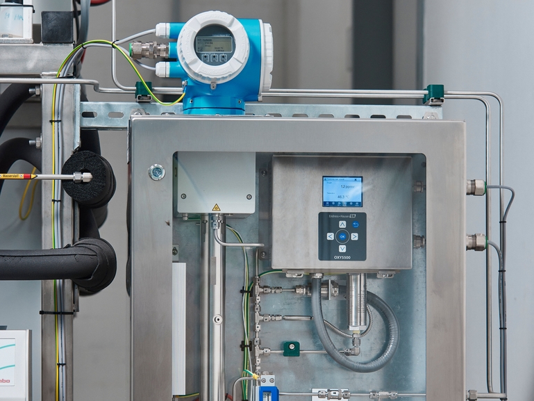 Endress+Hauser J22 and OXY5500 gas analyzers for trace moisture and trace oxygen measurement in H2 J22 and OXY5500 panel solution for hydrogen quality measurement
