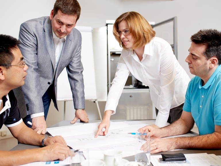 We help you master the challenge of simplifying global-local projects A group of project management experts in the planning phase